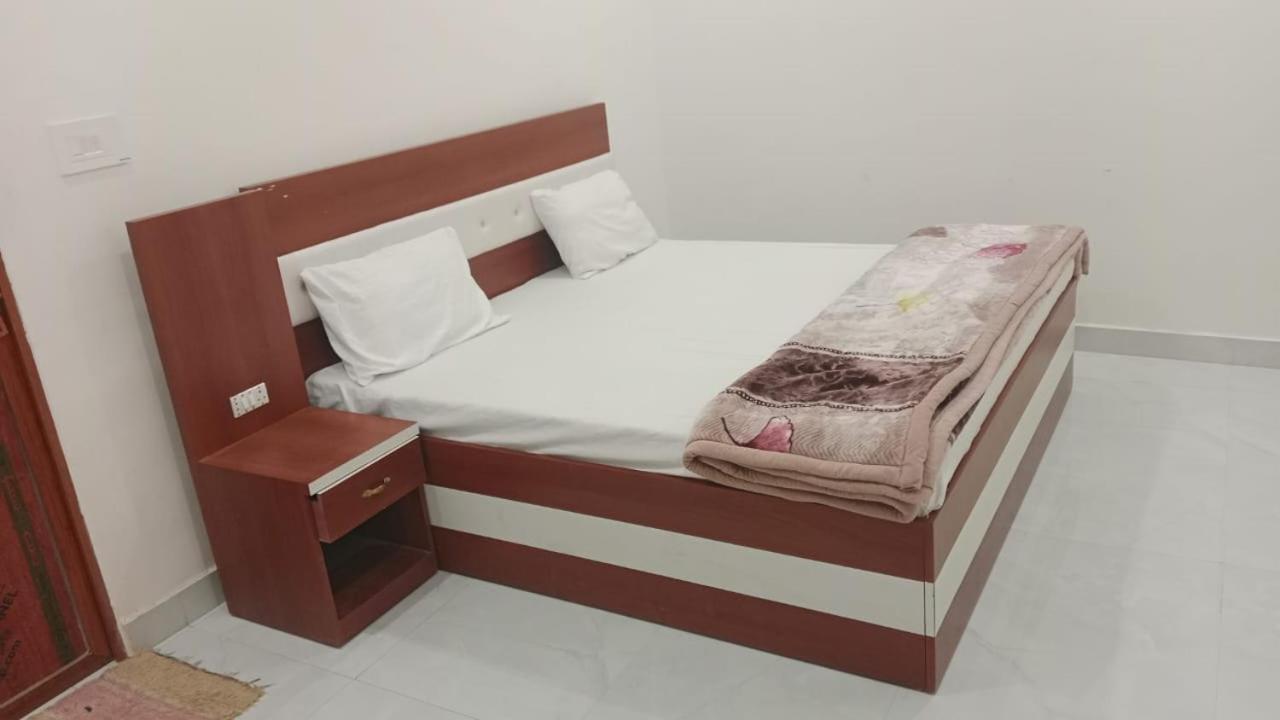 Rudra Prabha Guest House Ayodhya Экстерьер фото